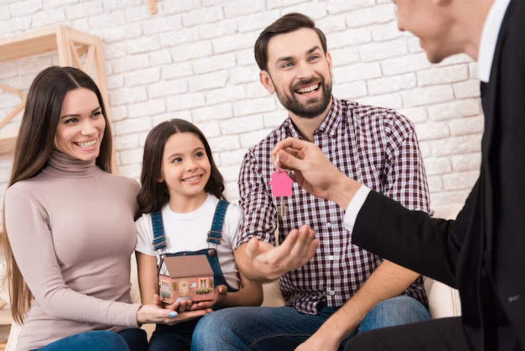 FAMILIA RECOGIENDO LLAVES