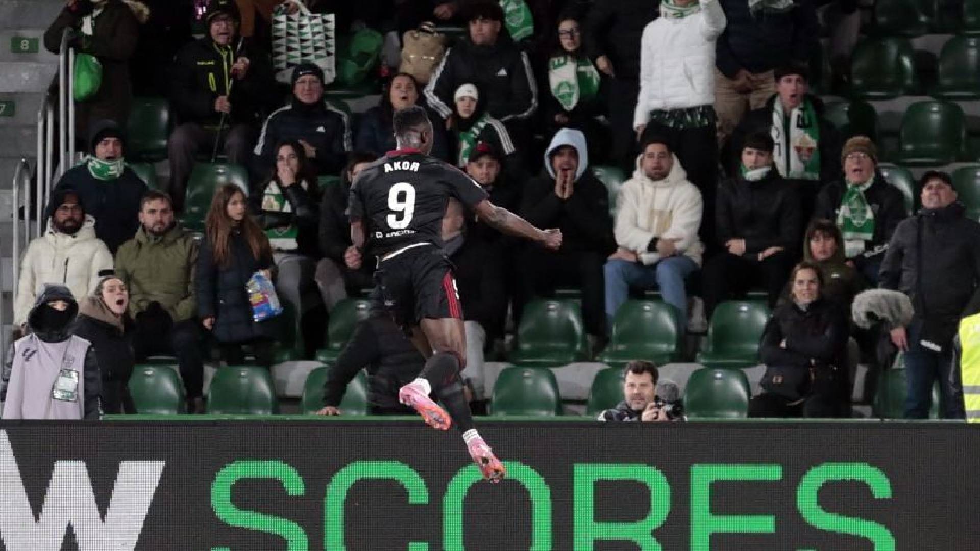 Akor Adams celebra de manera efusiva su gol de penalti, el cual suponía el empate entre Sevilla y Elche en el último partido de la jornada 20 de la Liga EA Sports.
