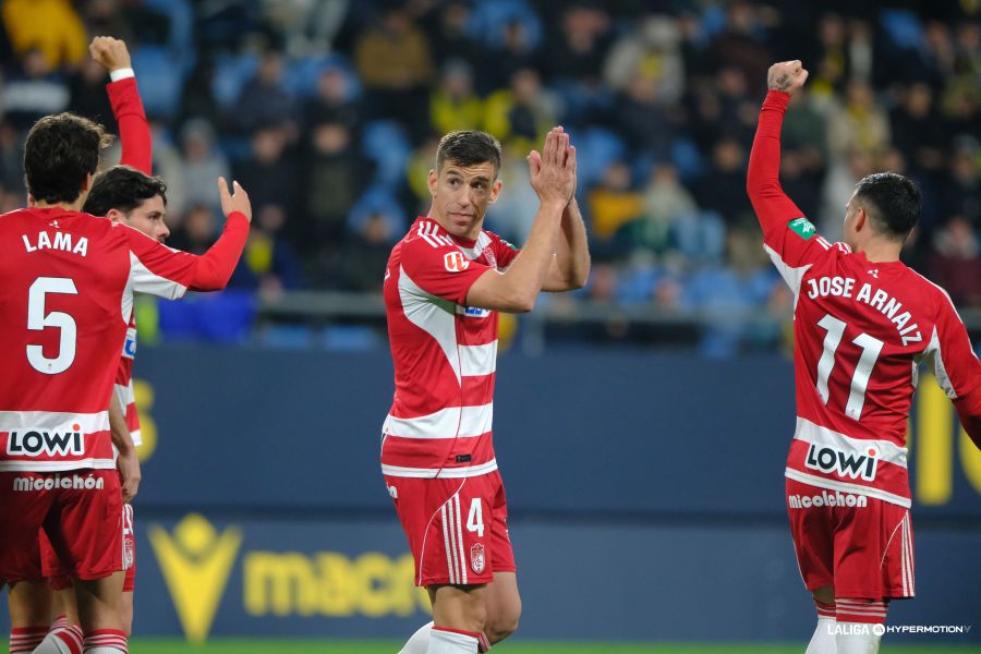 Rubén Alcaraz pide perdón a la afición cadista tras anotar el gol de la victoria del Granada ante el Cádiz en al Liga Hypermotion.