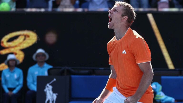 Davidovich celebra su sufrido triunfo en segunda ronda del Open de Australia ante Reilly Opelka
