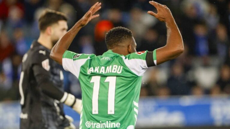 Cedric Bakambu levanta los brazos en modo de arenga a sus compañeros para ir a por el empate ante el Alavés en el partido de Liga EA Sports.