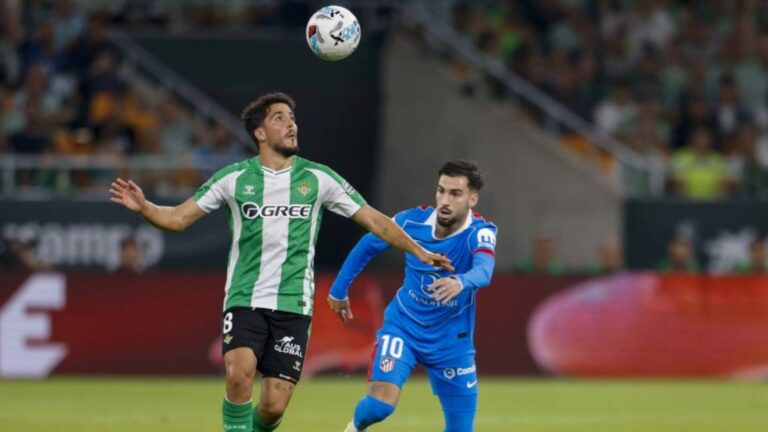 Pablo Fornals y Álex Baena disputan un balón aéreo en el duelo liguero entre Real Betis y Atlético de Madrid, que sirve como precedente al duelo de cuartos de final de Copa del Rey.