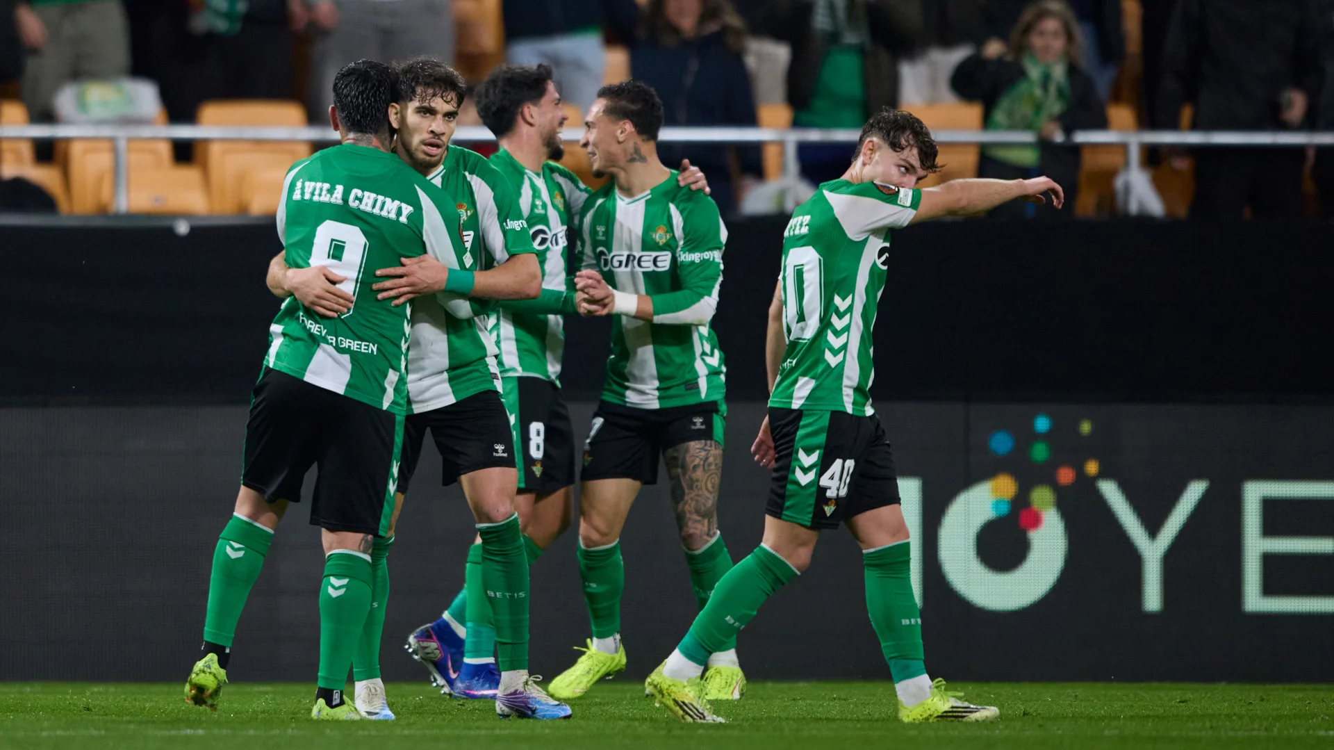 Los jugadores del Betis celebran abrazados el gol de Abde a pase de Antony que significaba el 2-0 del equipo verdiblanco ante el Feyenoord en el último partido de la fase de liga de la Europa League.