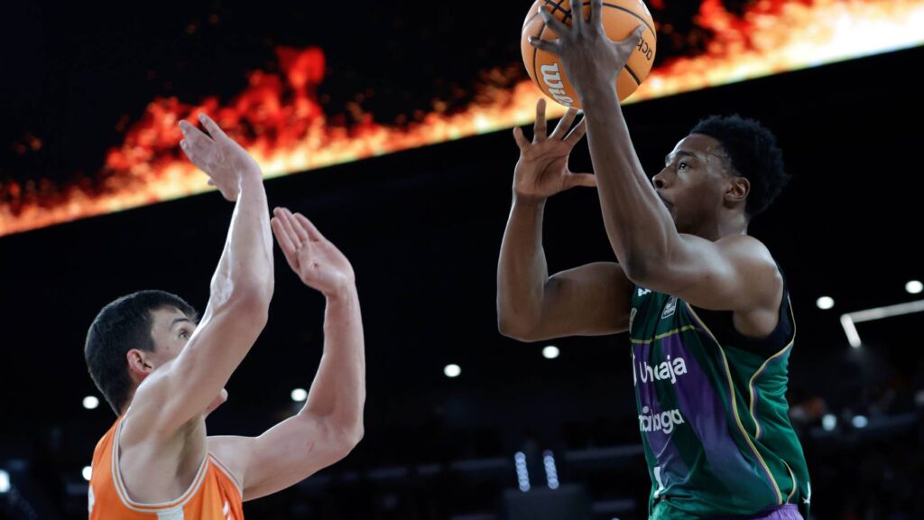 Chase Audige, protagonista del encuentro por el fallecimiento de su madre, entra a canasta para anotar dos de los 20 puntos que sumó en el encuentro de Liga Endesa entre Valencia y Unicaja.