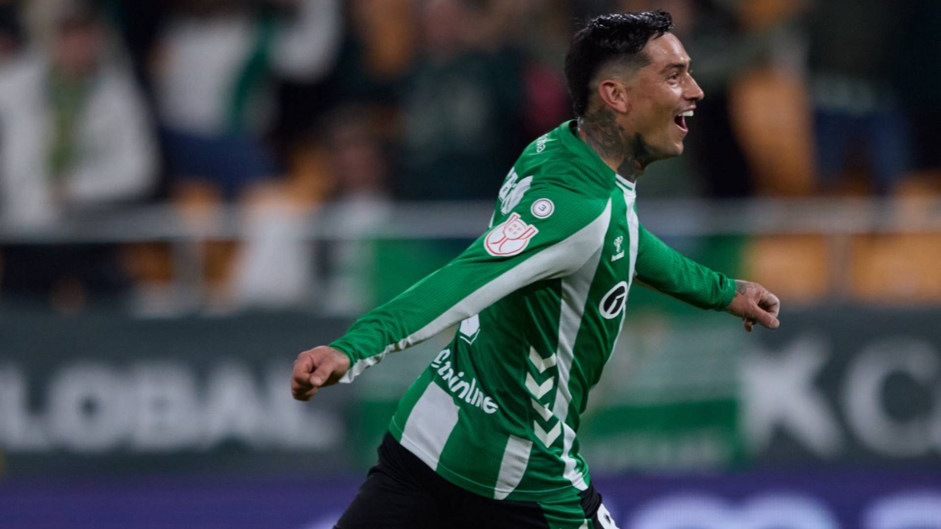 Chimy Ávila, héroe verdiblanco en la eliminatoria de Copa del Rey ante el Elche, celebra uno de sus dos goles.