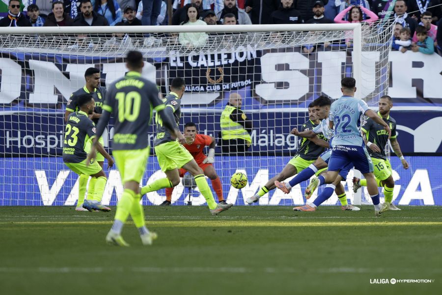Chupe, delantero del Málaga, se da la vuelta tras recibir de espaldas a portería para golpear de volea el balón y anotar el segundo tanto de su equipo en el duelo de la Liga Hypermotion ante el Ceuta.
