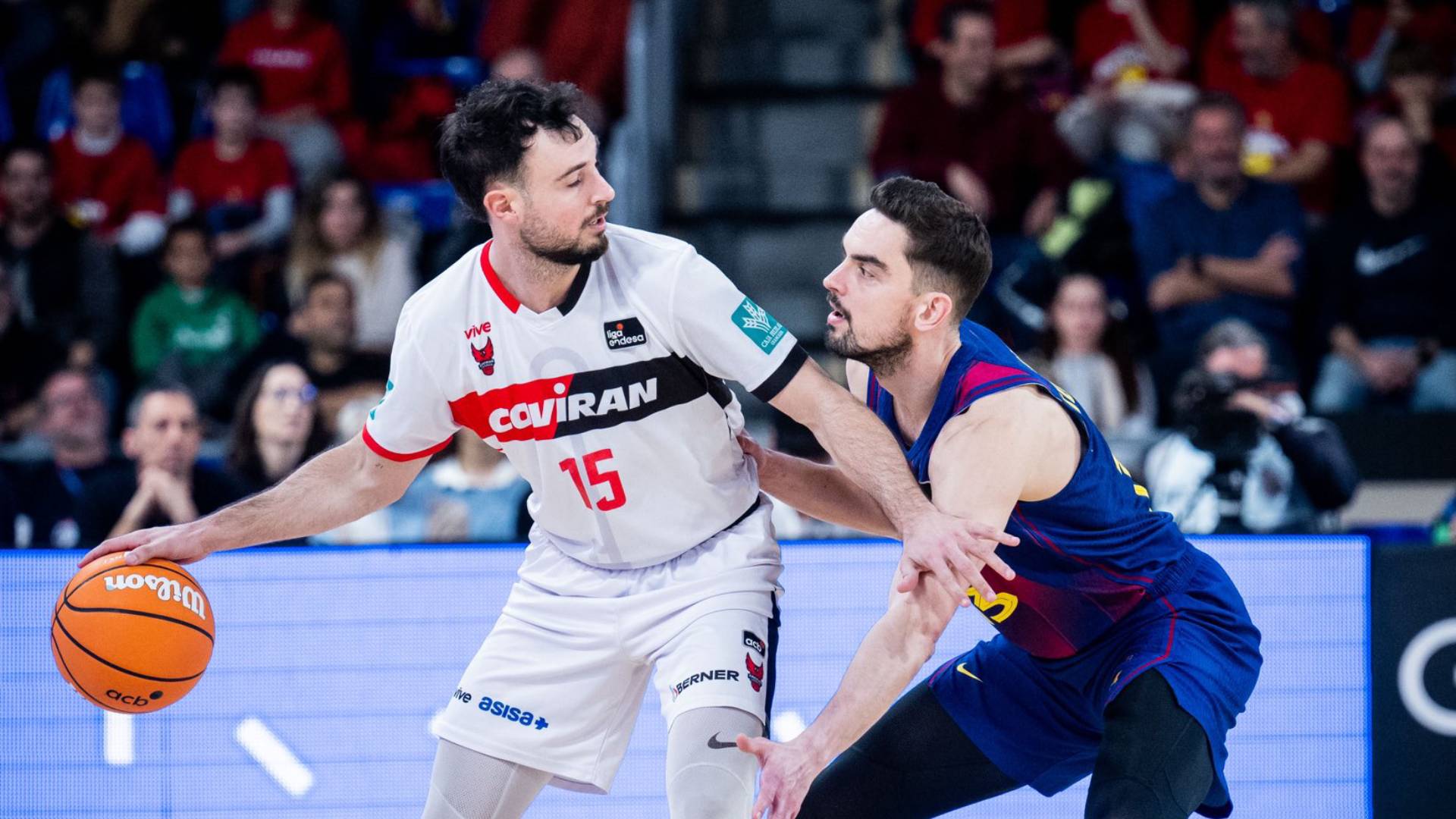 Jugada de ataque de Covirán Granada en su encuentro de Liga Endesa ante el FC Barcelona.