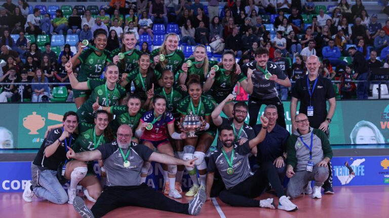 Las chicas y el cuerpo técnico del Fundación Cajasol Andalucía celebran el título de Copa de la Reina de voleibol