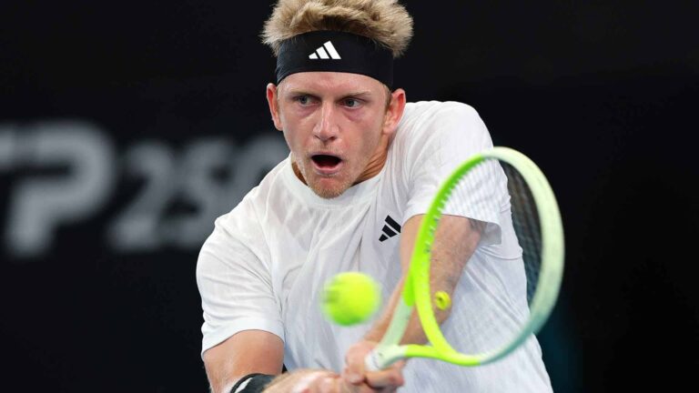 Alejandro Davidovich realiza un revés durante su encuentro de segunda ronda del ATP de Adelaida ante Hijikata.