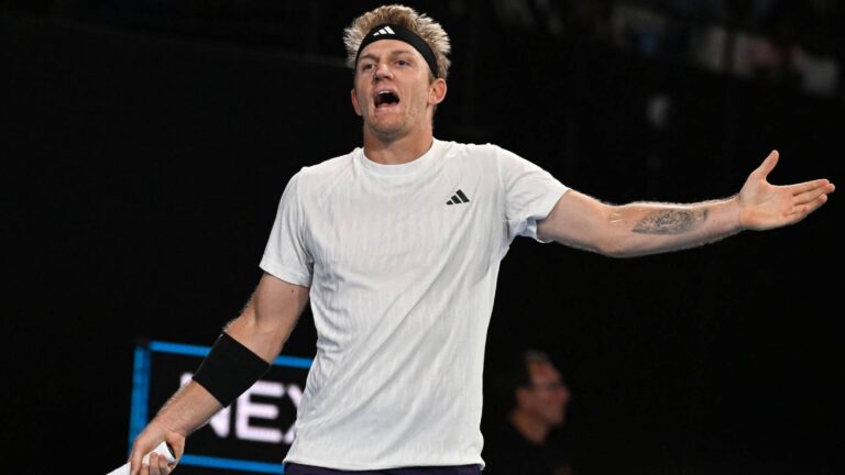 Alejandro Davidovich protesta una decisión arbitral durante la disputa del partido de semifinales del torneo de Adelaida ante Ugo Humbert.