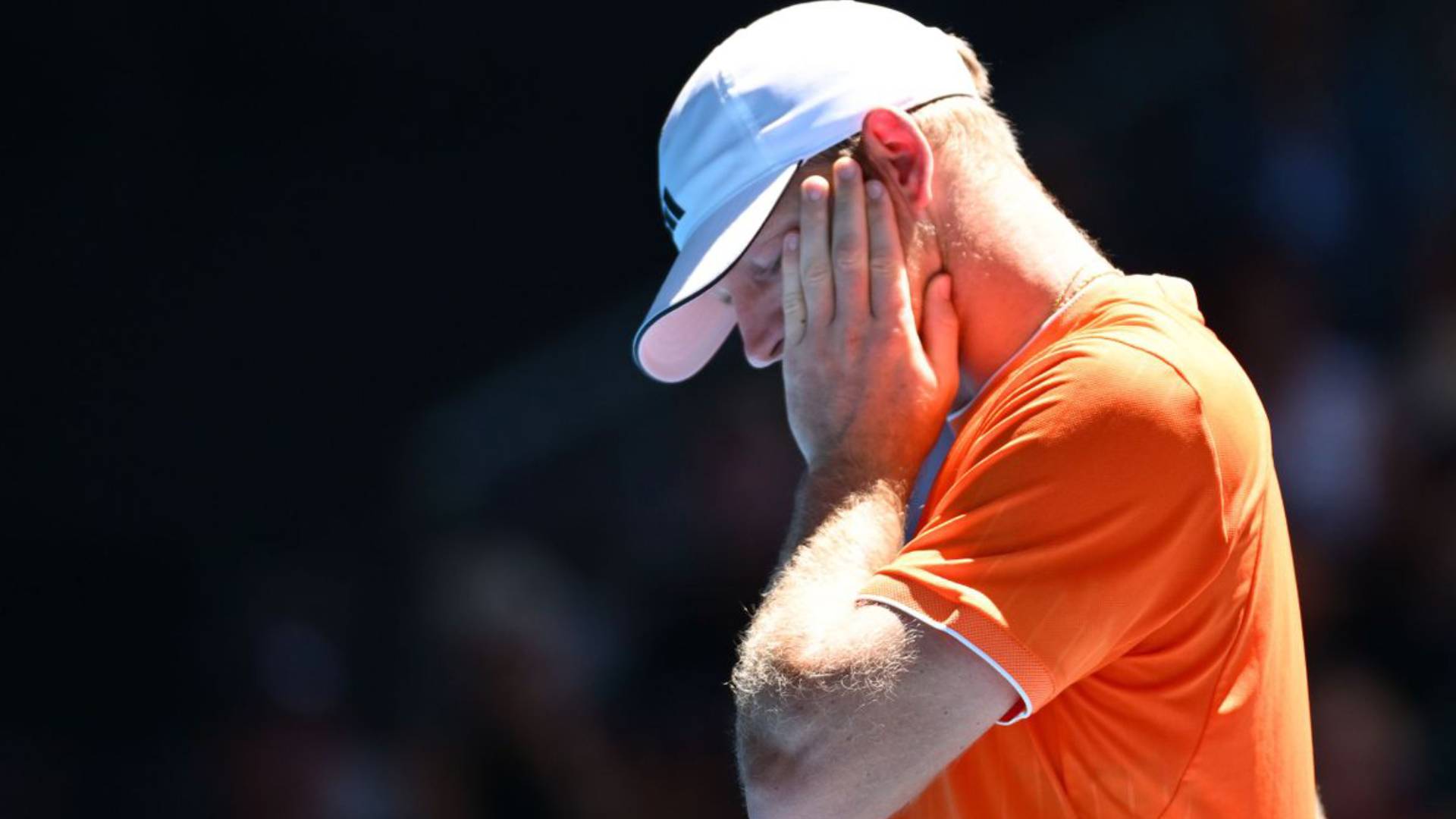 Alejandro Davidovich, visiblemente decaído, se echa la mano a la cara dándose cuenta de que no puede continuar su partido de tercera ronda del Open de Australia ante Tommy Paul