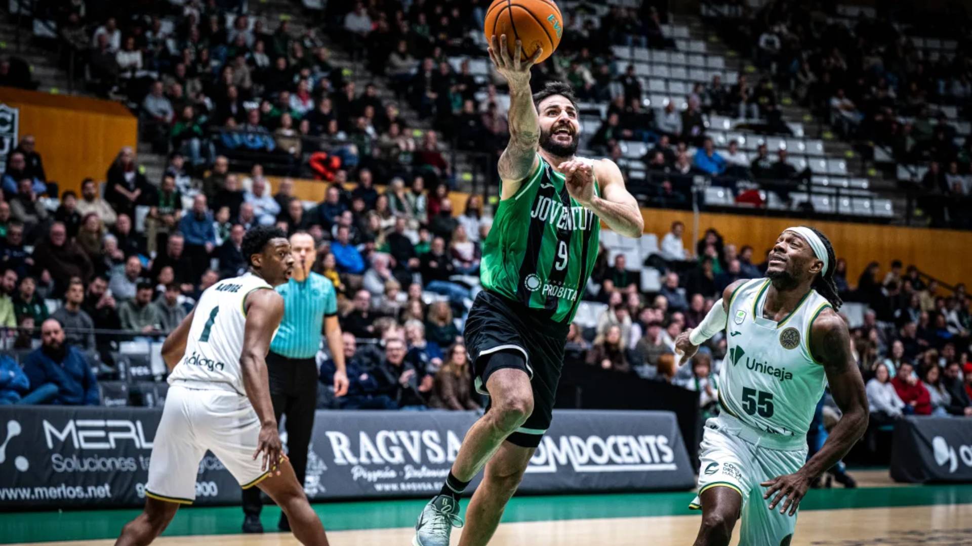 Ricky Rubio (Joventut) realiza una entrada a canasta ante la mirada de Kendrick Perry (Unicaja) durante el partido de Basketball Champions League.