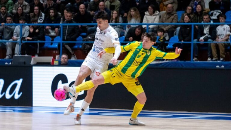 Dos jugadores de O Parrulo Ferrol Jaén Paraíso Interior disputan un balón en el polémico encuentro de liga entre ambos equipos.