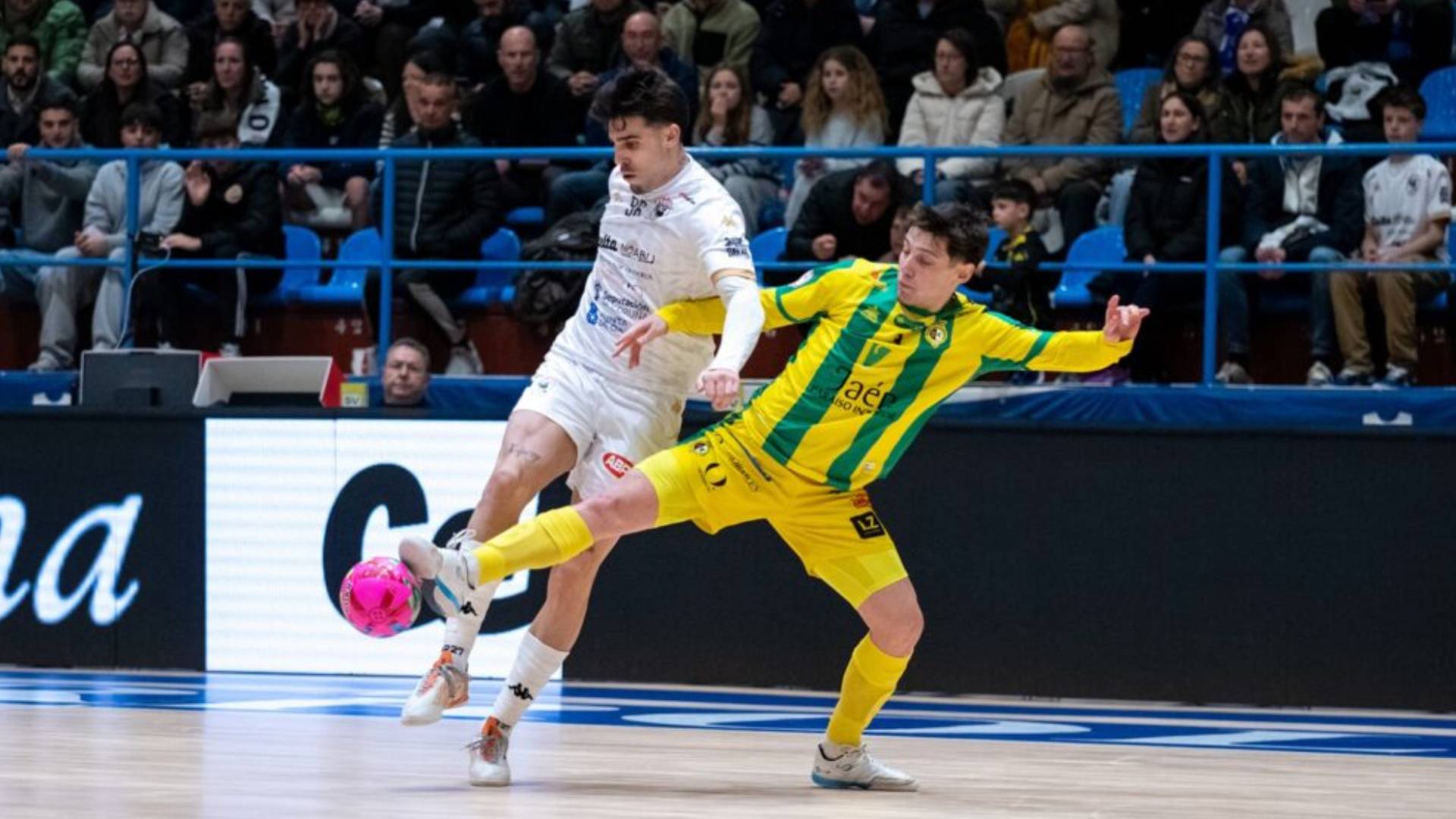 Dos jugadores de O Parrulo Ferrol Jaén Paraíso Interior disputan un balón en el polémico encuentro de liga entre ambos equipos.