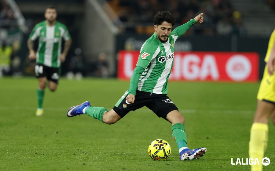 Pablo Fornals se prepara para rematar a portería en el que supondría el 2-0 del Betis ante el Villarreal en el duelo de la jornada 20 de la Liga EA Sports.