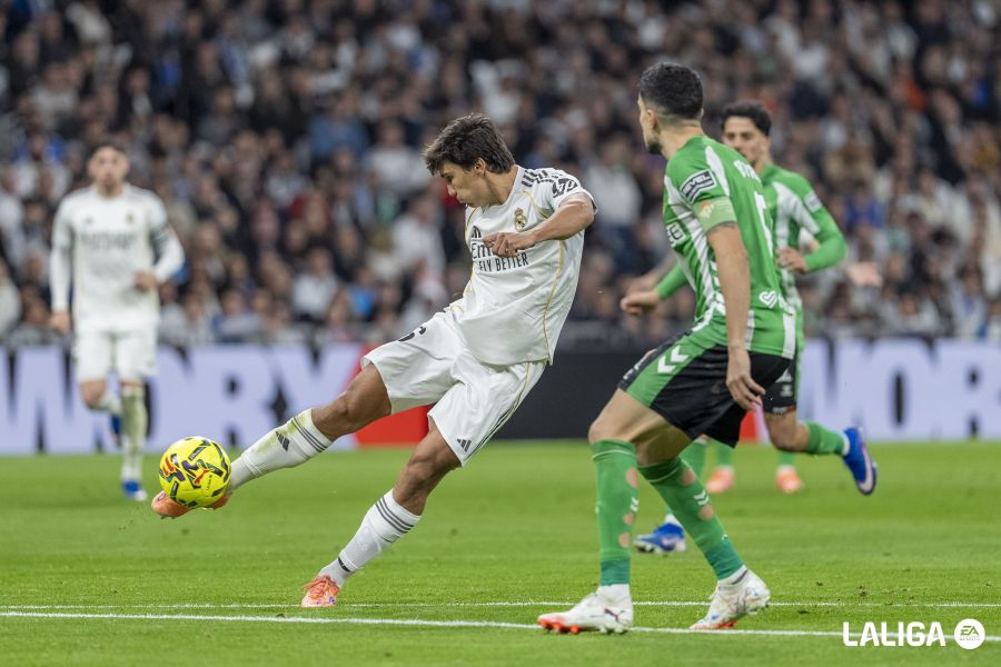 Gonzalo García remata de volea con la pierna diestra desde la frontal del área para anotar el 2-0 para el Real Madrid ante el Real Betis en el partido que enfrentaba a ambos en la Liga EA Sports.