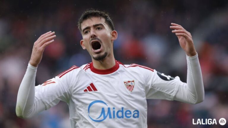 Kike Salas levanta los brazos como gesto de lamento tras fallar una ocasión en la derrota por 0-3 ante el Levante en la Liga EA Sports.