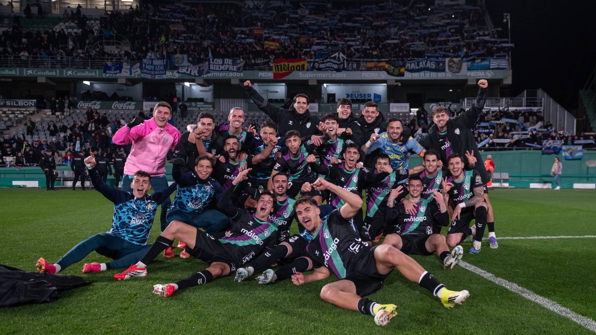 Los jugadores del Málaga celebran con su afición el triunfo en su encuentro de la Liga Hypermotion ante el Córdoba.