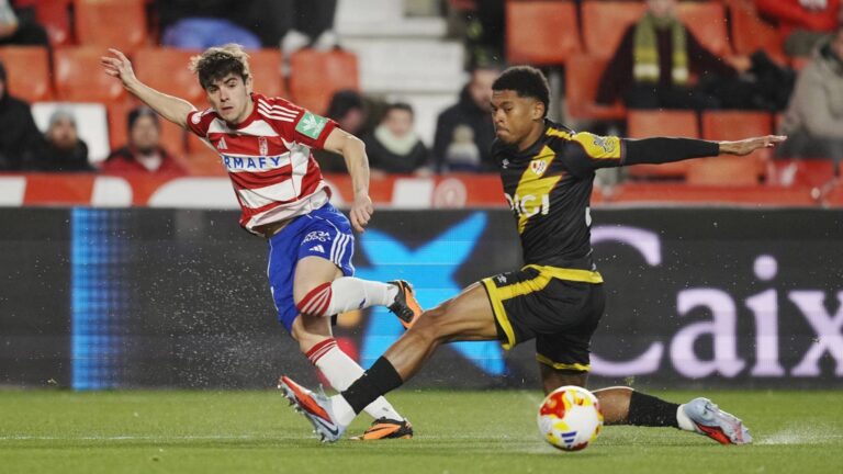 Pablo Sáenz pone un centro raso al área del Rayo Vallecano en el partido de dieciseisavos de final de la Copa del Rey.