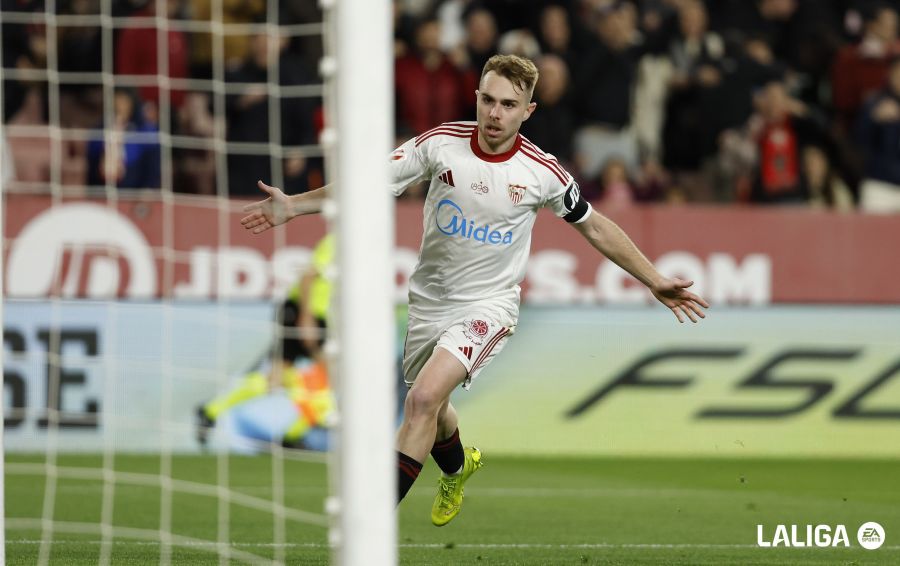 Gerard Fernández, Peque, celebra con los brazos abiertos su gol ante el Athletic Club en el partido entre Sevilla y los bilbaínos en la Liga EA Sports.