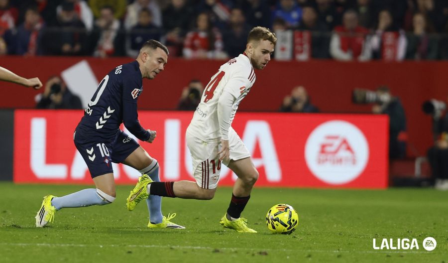 Peque, de lo poco destacado el día de ayer, conduce la pelota ante la presión de Iago Aspas en el enfrentamiento entre Sevilla y Celta de la Liga EA Sports.