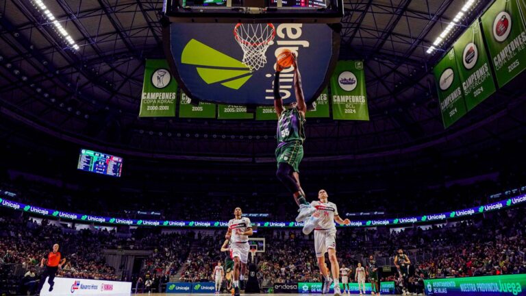 Kendrick Perry anota un mate en la última jugada del partido entre Unicaja Málaga y Covirán Granada en la Liga Endesa.