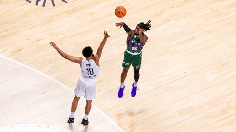 Kendrick Perry, mejor jugador de Unicaja, lanza un triple sobre Davion Mintz, mejor jugador de Würzburg; durante el encuentro de segunda ronda de Basketball Champions League.