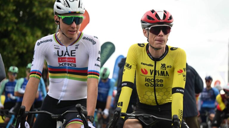 Tadej Pogaçar, del equipo UAE, y Jonas Vingegaard, del Visma-Lease a bike; momentos antes de iniciar una etapa ciclista. Ambos equipos confirmaron su presencia en la Vuelta a Andalucía