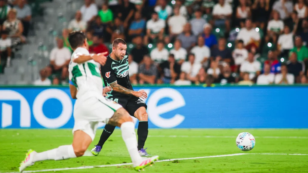 Aitor Ruibal remata desde la frontal del área ilicitana para hacer el 0-1 bético en el encuentro de la jornada 1 de la Liga EA Sports 25/26. Ambos equipos e verán las caras por segunda vez en los octavos de final de la Copa del Rey