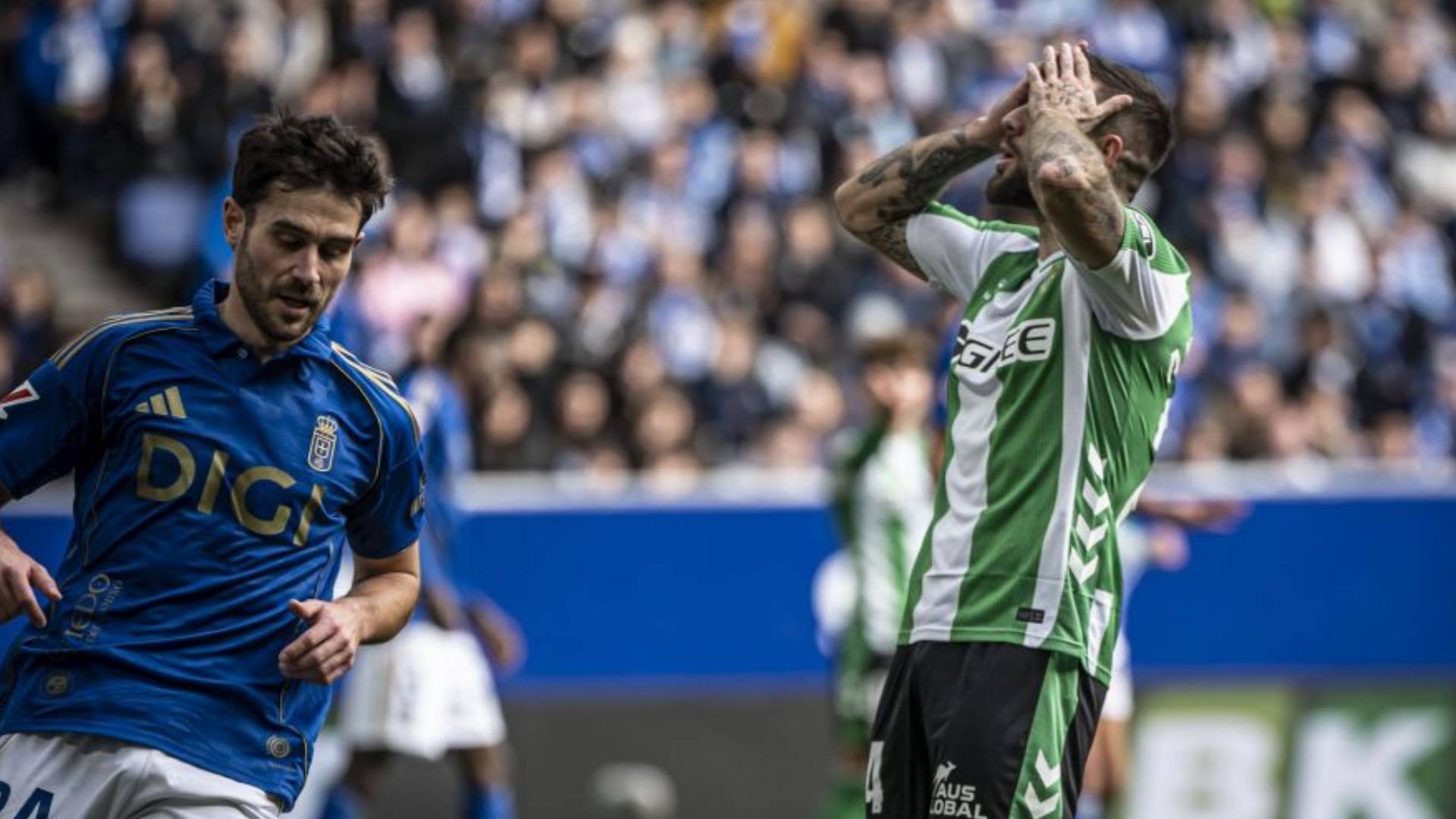 El atacante bético, Aitor Ruibal, se lamenta de una ocasión fallada por su equipo en el duelo de la Liga EA Sports entre Real Oviedo y Real Betis.