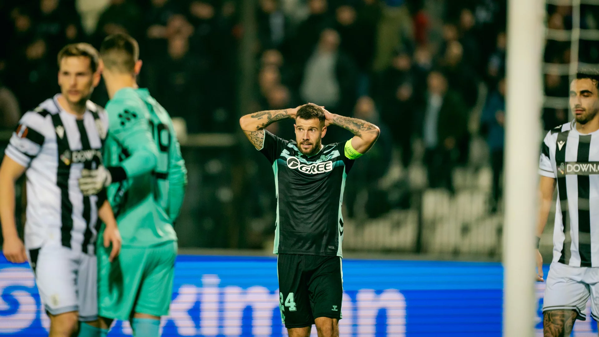 Aitor Ruibal se lamenta tras fallar una ocasión en el partido de Europa League entre PAOK de Salónica y Real Betis
