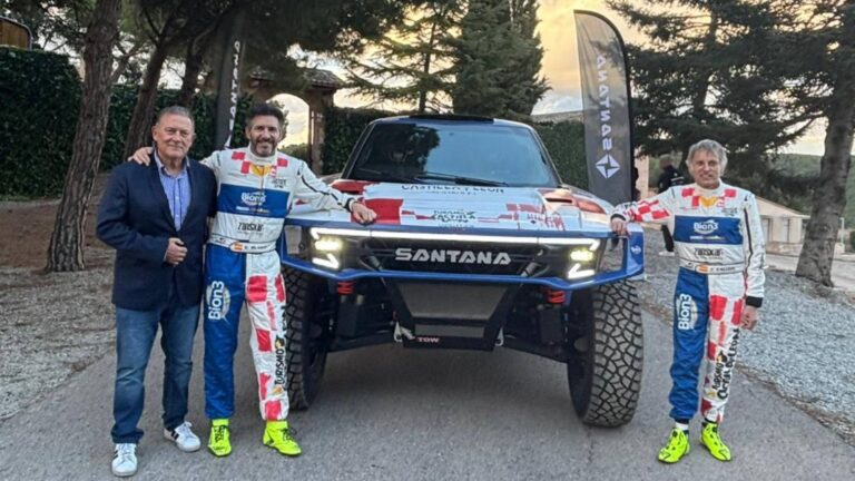 Los pilotos del Santana Racing Team, Jesús Calleja y Eduardo Blanco, posan junto al coche con el que disputarán el Rally Dakar 2026.