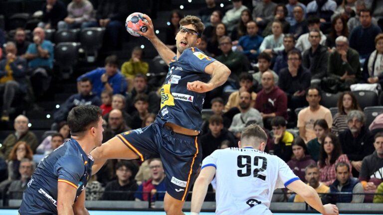 Antonio Serradilla se dispone a lanzar a portería desde el lateral para anotar uno de sus cuatro goles en el España - Eslovaquia del TIE 2026.