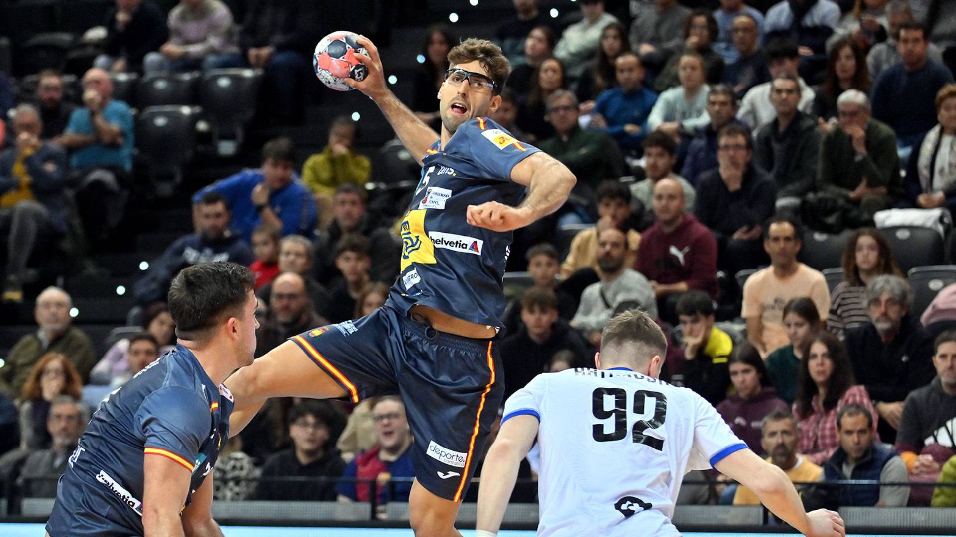 Antonio Serradilla se dispone a lanzar a portería desde el lateral para anotar uno de sus cuatro goles en el España - Eslovaquia del TIE 2026.