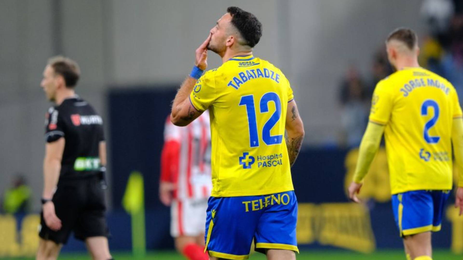 Iuri Tabatadze celebra el 3-0 del Cádiz ante el Sporting lanzando un beso a la grada. El encuentro en el Nuevo Mirandilla abriría la jornada en la Liga Hypermotion.