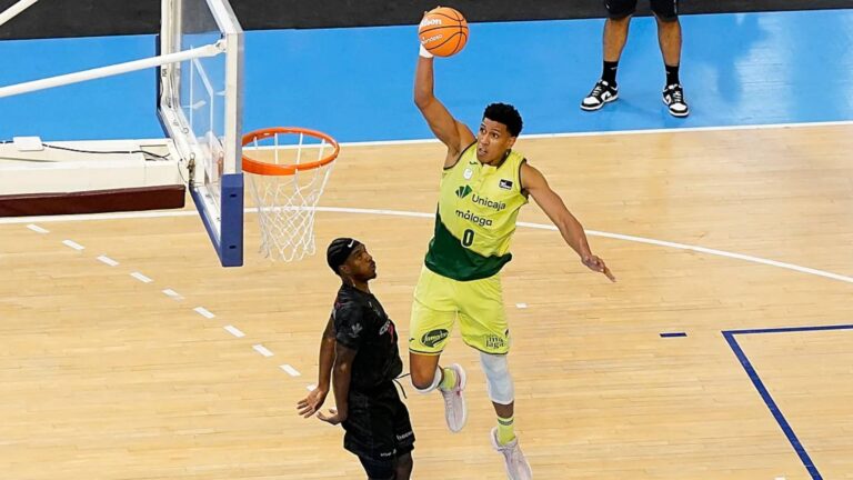 Tyson Pérez (Unicaja) machaca a placer ante un jugador de Covirán en el derbi andaluz de pretemporada en Copa Andalucía.