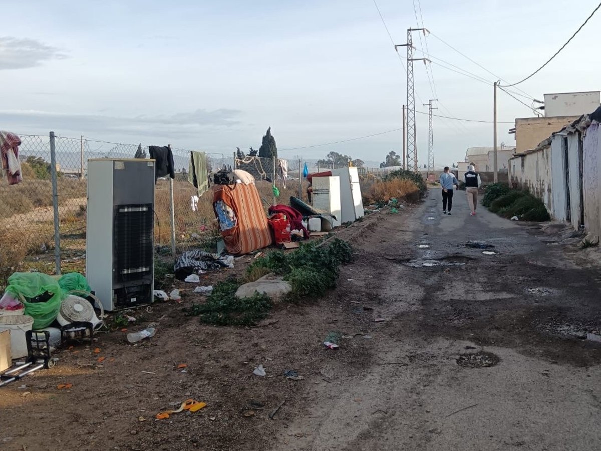 AYUNTAMIENTO DE NÍJAR DESALOJA 70 PERSONAS DE ASENTAMIENTOS CHABOLISTAS ENTRE CRÍTICAS DE ONG