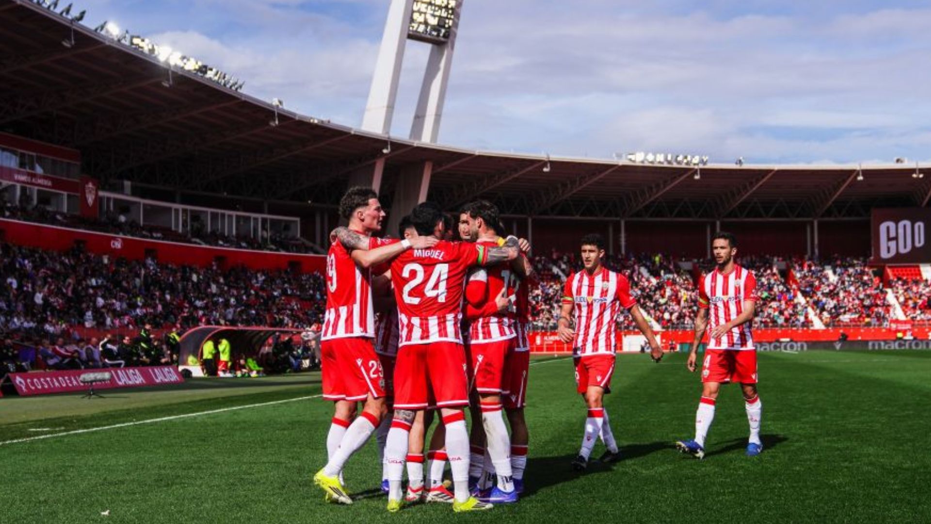 Los futbolistas del Almería se abrazan celebrando uno de los goles anotados en la primera mitad ante el Ceuta en su partido de Liga Hypermotion.