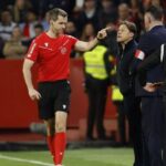 El colegiado navarro del encuentro de Liga EA Sports entre Sevilla y Alavés, Iosu Galech Apezteguía, expulsa al entrenador sevillista Matías Almeyda, el cual se encararía durante varios minutos con el árbitro en busca de explicaciones.