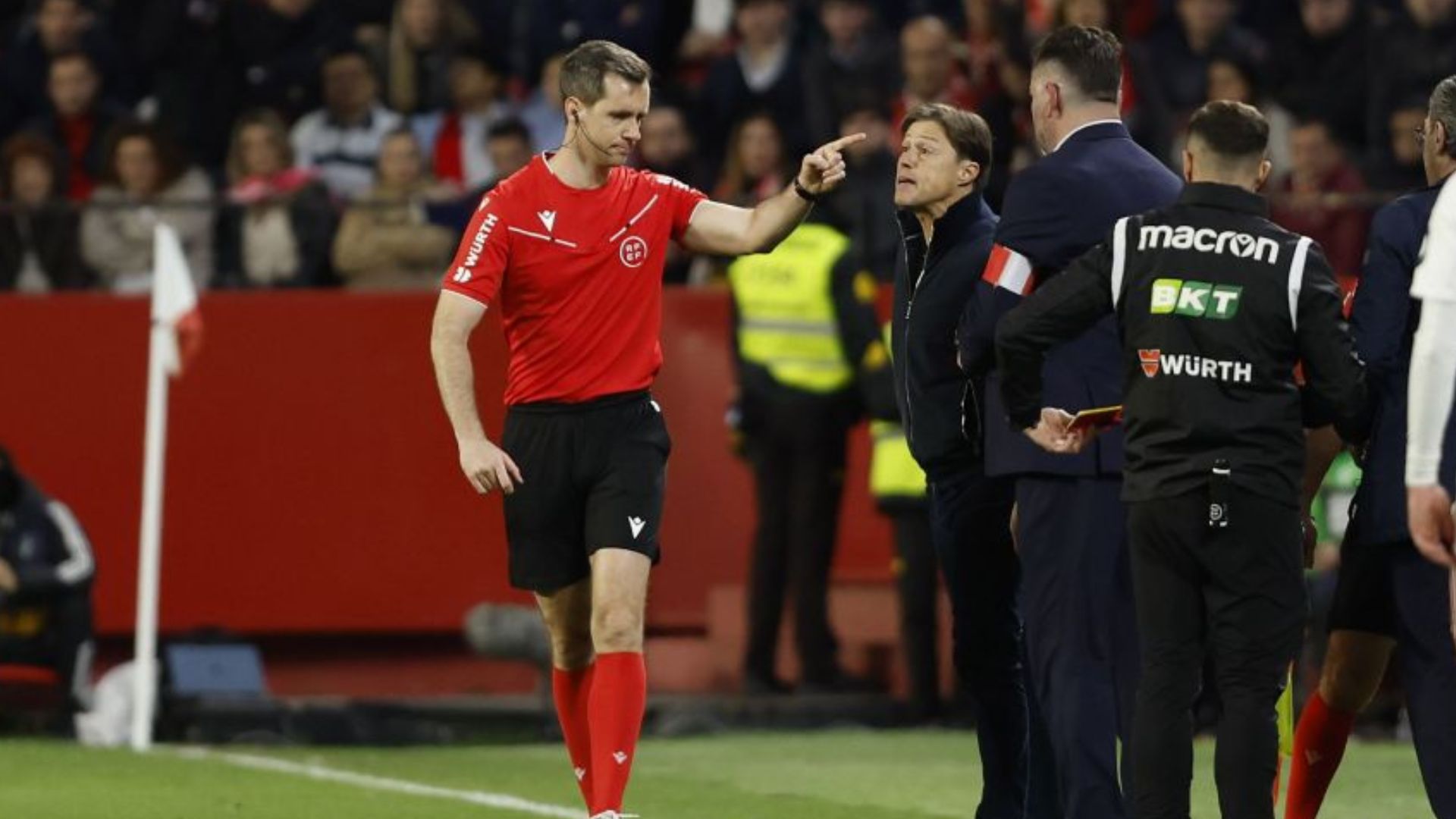 El colegiado navarro del encuentro de Liga EA Sports entre Sevilla y Alavés, Iosu Galech Apezteguía, expulsa al entrenador sevillista Matías Almeyda, el cual se encararía durante varios minutos con el árbitro en busca de explicaciones.