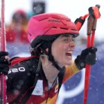 Ana Alonso grita emocionada tras cruzar la meta como tercera en la sprint de esquí de montaña. La esquiadora granadina logró la primera medalla para España en los Juegos Olímpicos de Milán-Cortina.