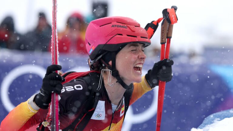 Ana Alonso grita emocionada tras cruzar la meta como tercera en la sprint de esquí de montaña. La esquiadora granadina logró la primera medalla para España en los Juegos Olímpicos de Milán-Cortina.