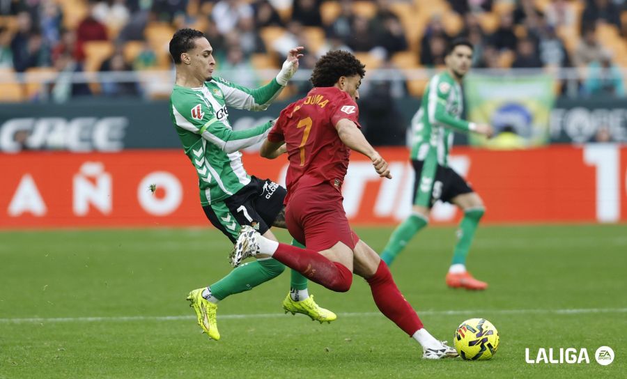 Antony (Real Betis) trasta de evitar que Danjuma (Valencia) remate a portería en el partido de Liga EA Sports.