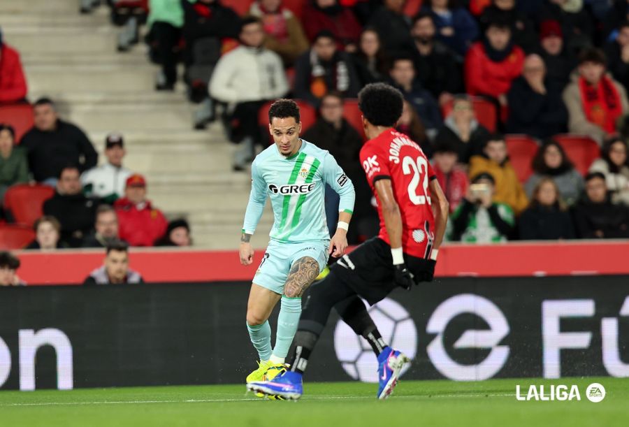 Antony (Real Betis) encara al lateral mallorquinista Mojica en una acción de ataque de su equipo durante el partido de Liga EA Sports entre Betis y Mallorca.