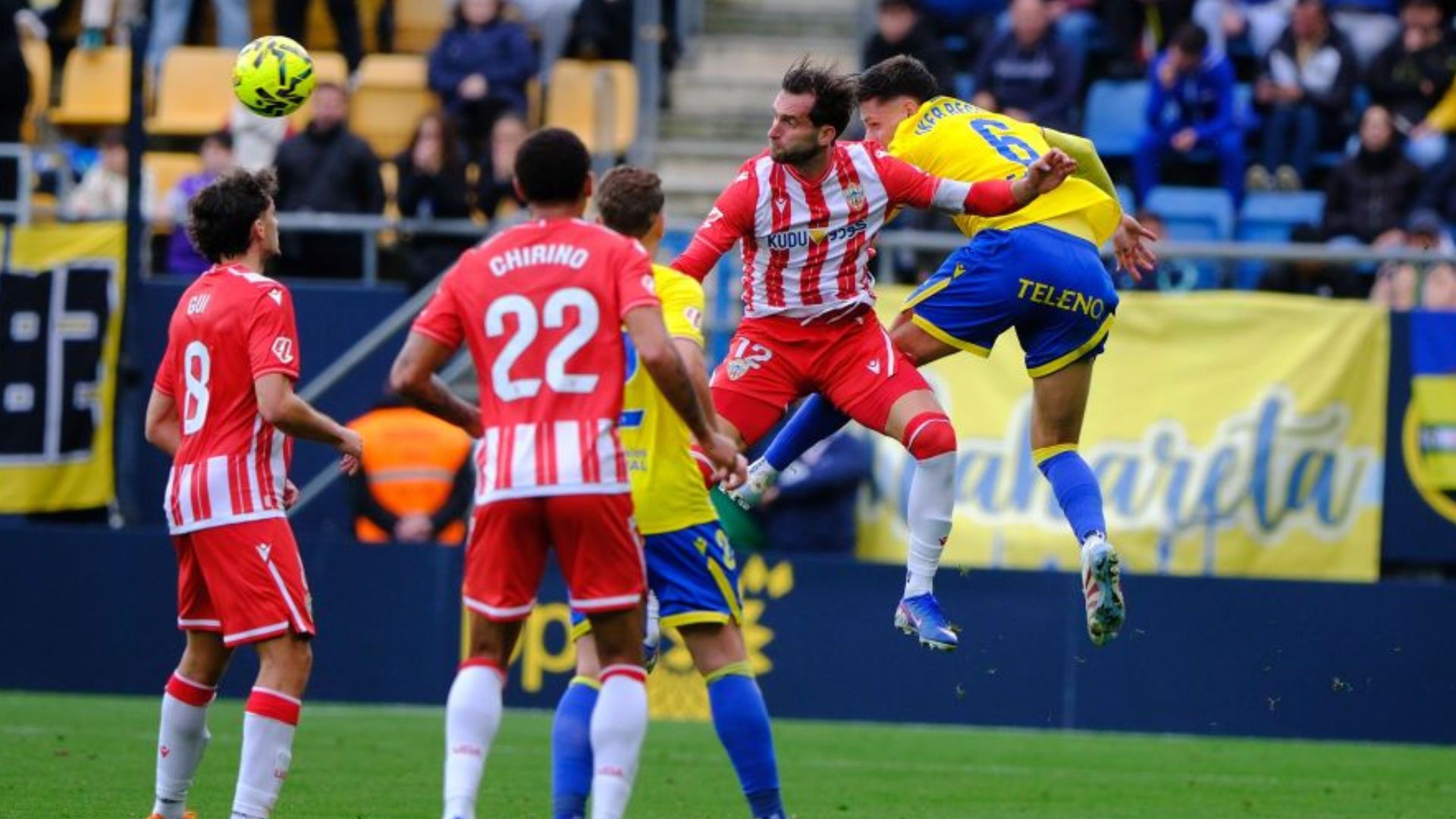 Jugadores de Almería y Cádiz disputan un balón aéreo durante el partido que medía a ambos en la jornada 25 de la Liga Hypermotion
