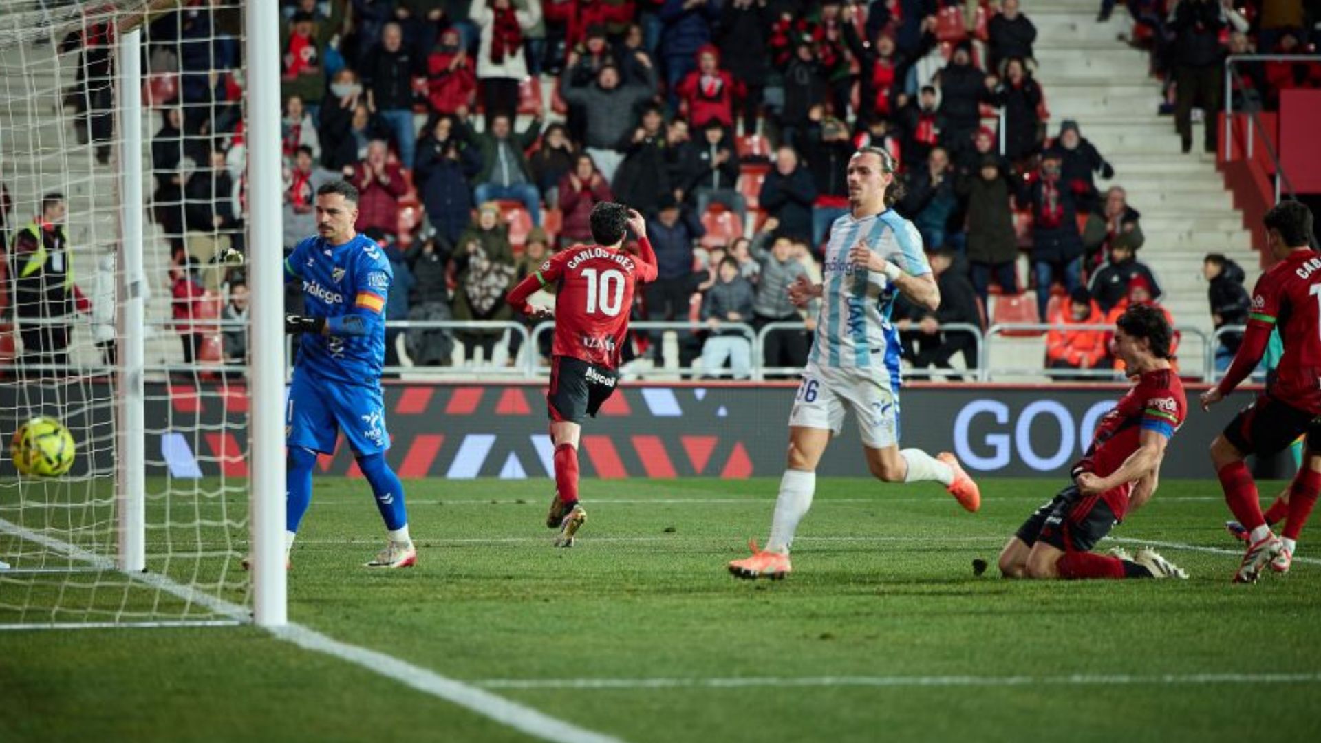 Carlos Fernández (Mirándés) celebra el tanto de penalti que le daba la victoria a su equipo ante el Málaga en el último encuentro de la jornada de la Liga Hypermotion
