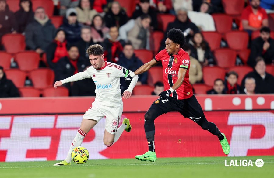 Johan Mojica (Mallorca) trata de detener a José Ángel Carmona (Sevilla) en su avance hacia la meta mallorquinista en el último encuentro de la jornada en la Liga EA Sports 
