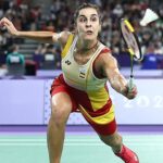 Carolina Marín golpea el volante durante un partido de los Juegos Olímpicos de París 2024.