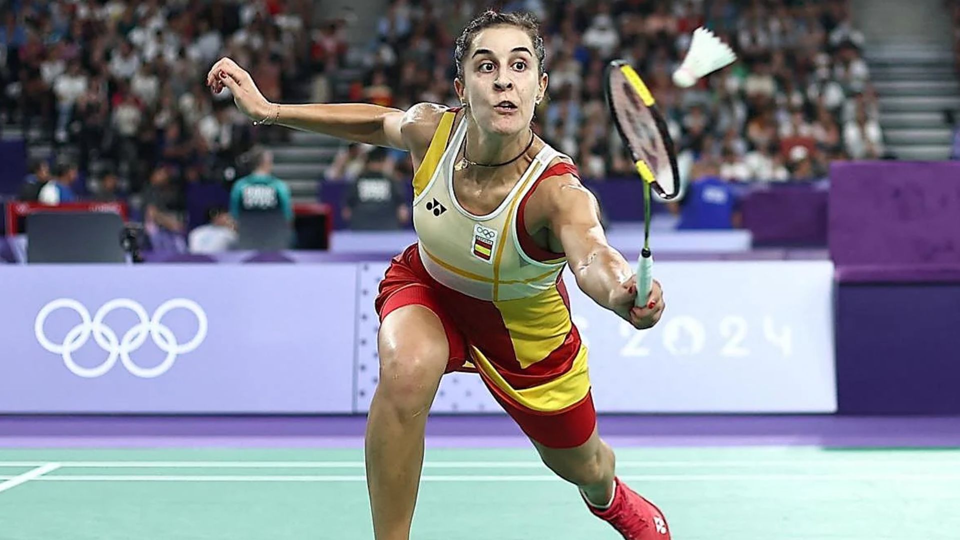 Carolina Marín golpea el volante durante un partido de los Juegos Olímpicos de París 2024.