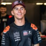David Muñoz se asoma sonriente a la puerta de su box en un Gran Premio de MotoGP